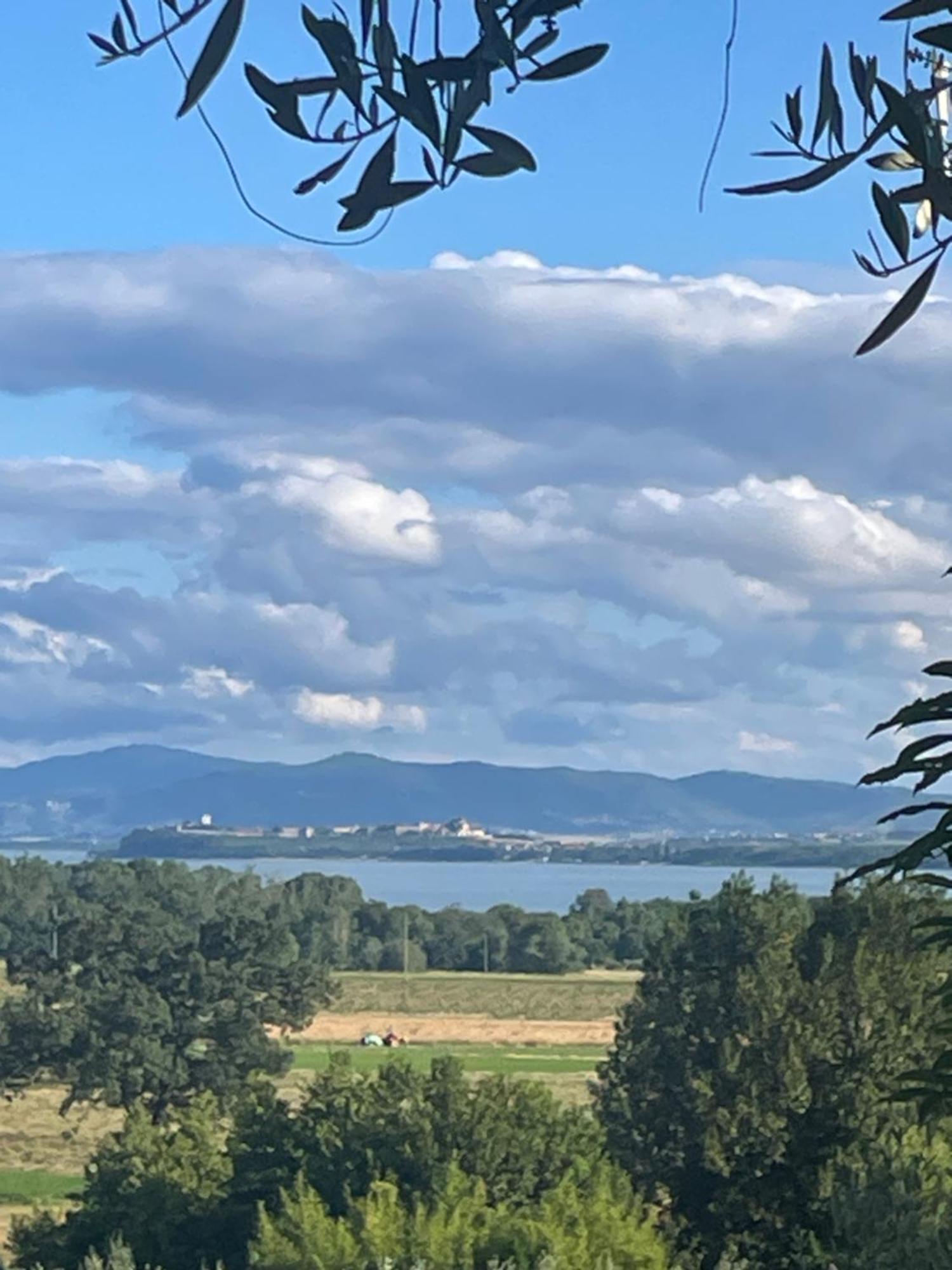Private Stone Cottage With Starlink & Lake View Tuoro sul Trasimeno Bagian luar foto