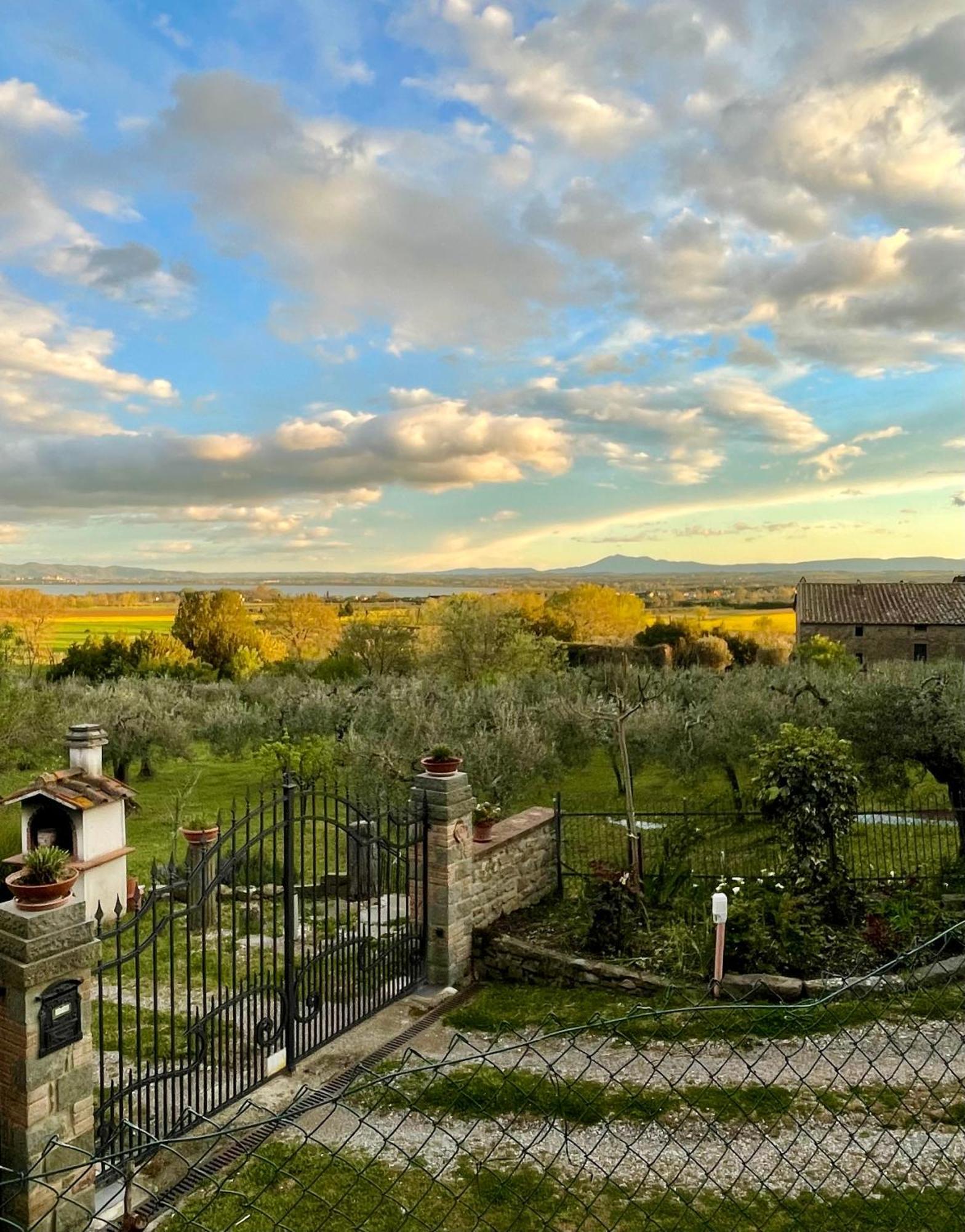 Private Stone Cottage With Starlink & Lake View Tuoro sul Trasimeno Bagian luar foto