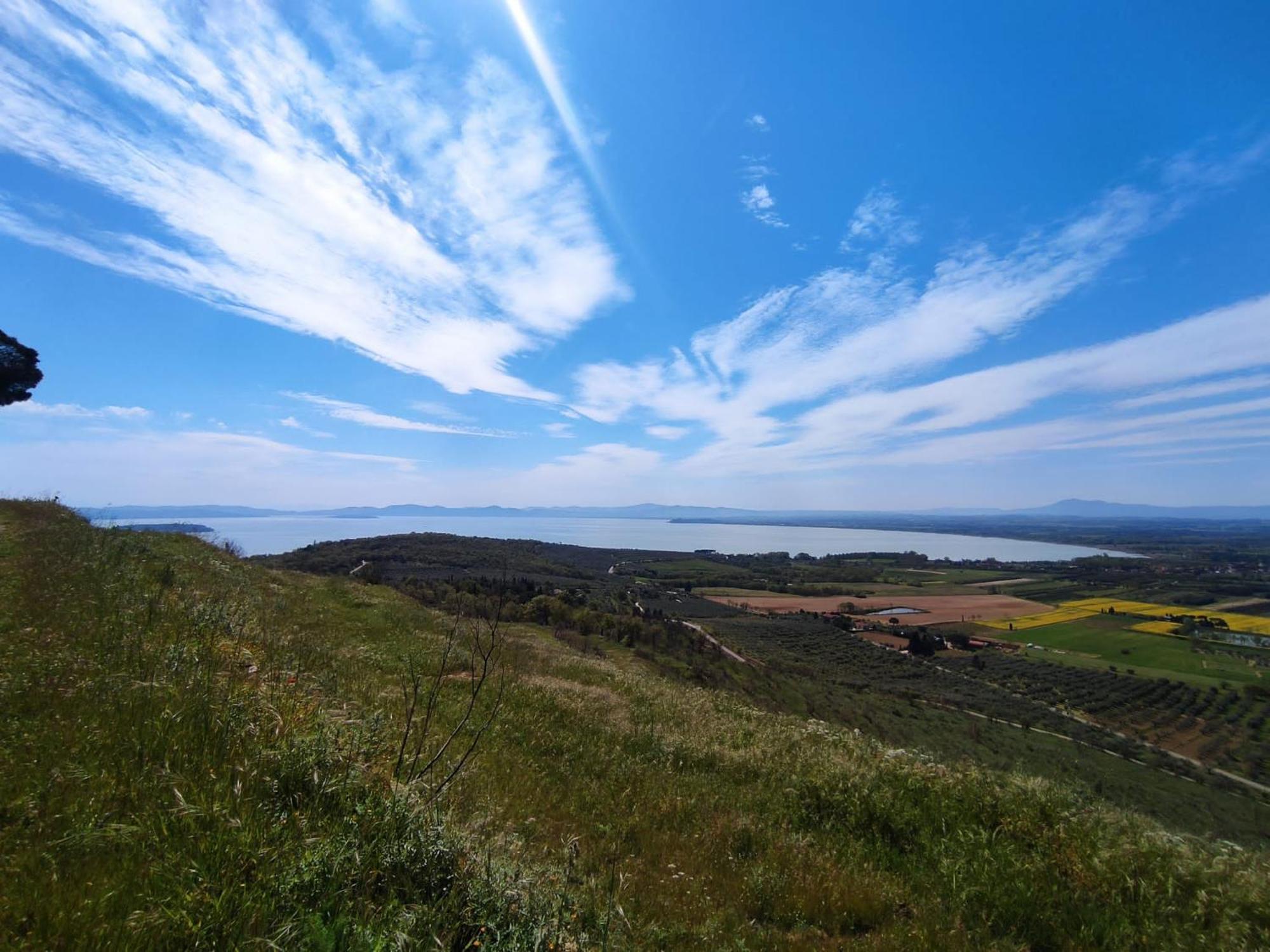 Private Stone Cottage With Starlink & Lake View Tuoro sul Trasimeno Bagian luar foto