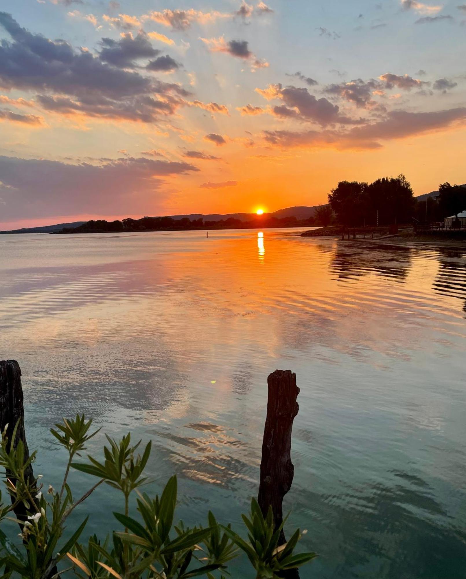 Private Stone Cottage With Starlink & Lake View Tuoro sul Trasimeno Bagian luar foto